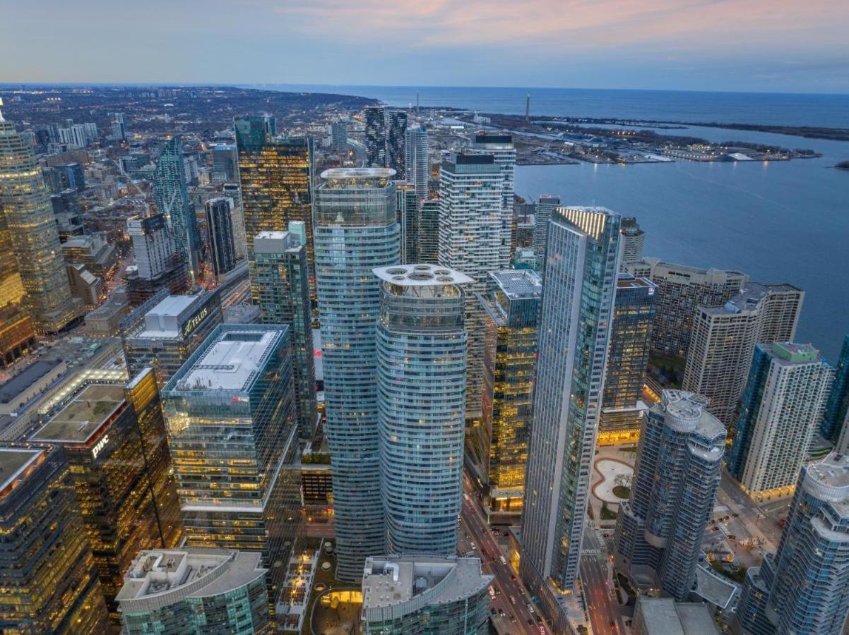 Presidential Suite Heart Of Downtown With Stunning View Toronto Bagian luar foto